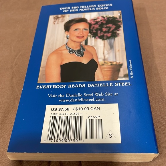 Lot of 2 Danielle Steel Books: Silent Honor and Leap of Faith - Picture 6 of 8